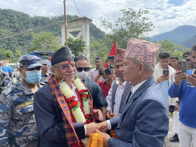 चितवन छाेडेर आएका प्रचण्डलाई गाेरखामा भव्य स्वागत, तस्वीरमा देखिएनन् बाबुराम (फाेटाेफिचर)